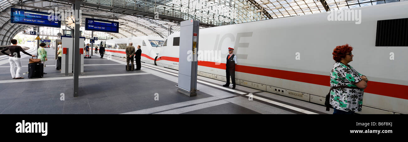 Ghiaccio o Inter City Express treno sulla piattaforma sul livello superiore della Hauptbahnhof Berlino Berlino o la stazione centrale di Berlino Foto Stock