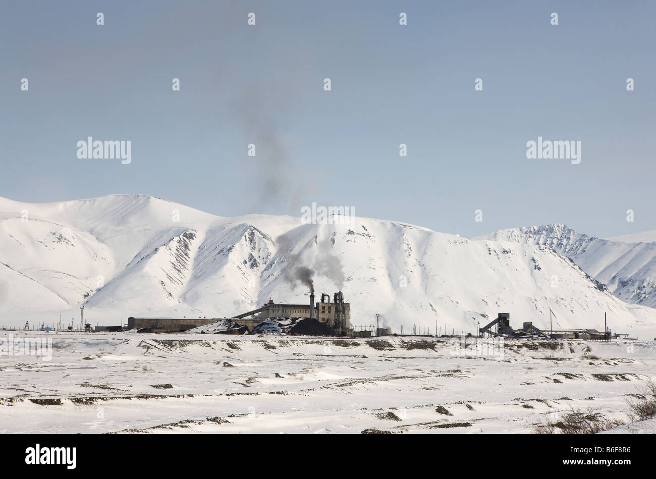 Il carbone vegetale alimentato, Amguema, Siberia, Russia Foto Stock