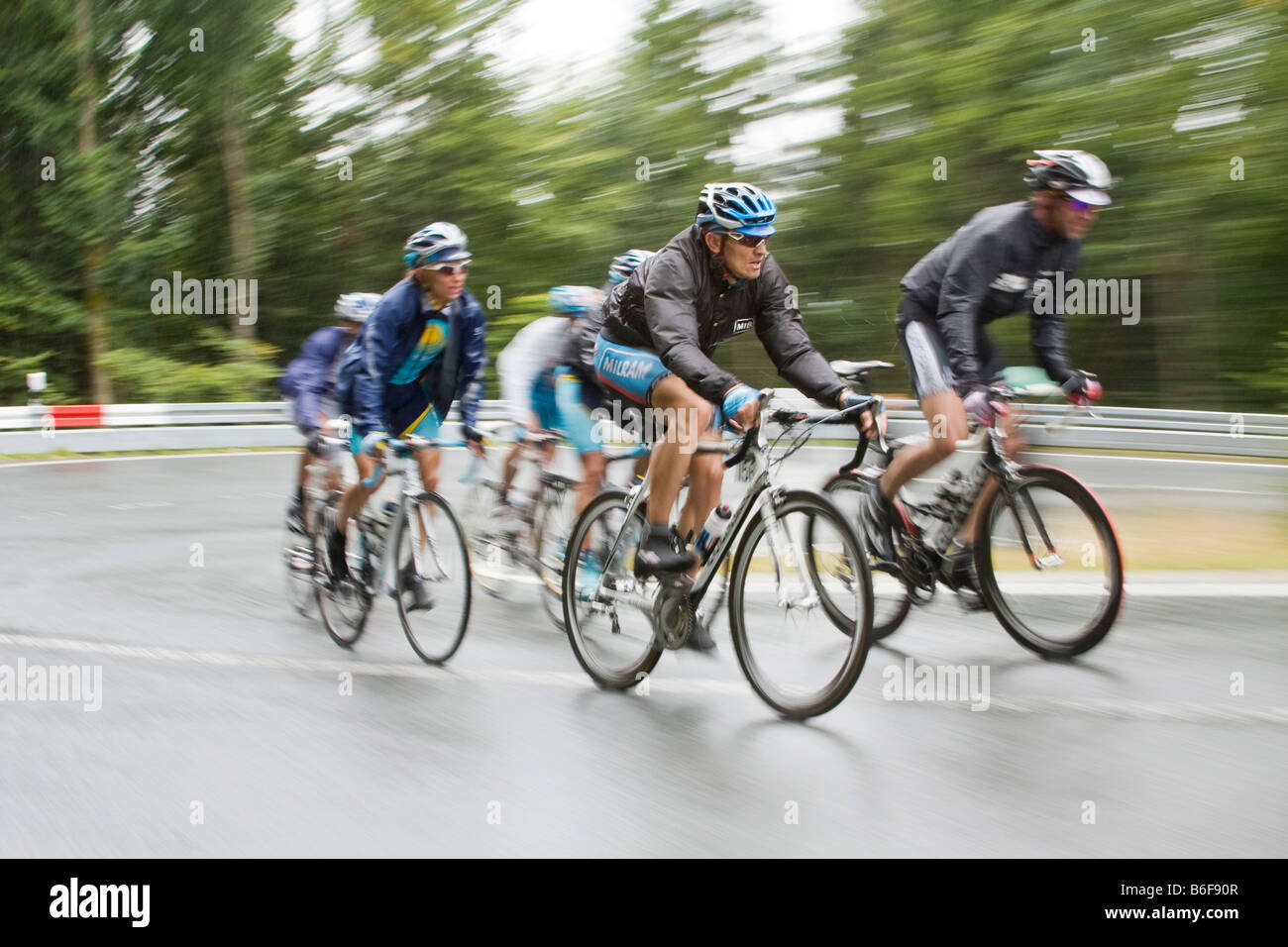 I ciclisti sotto la pioggia durante il Deutschland Tour 2008 corsa di ciclismo, mountain stadio dopo Winterberg, Sauerland, Nord Rhine-Wes Foto Stock