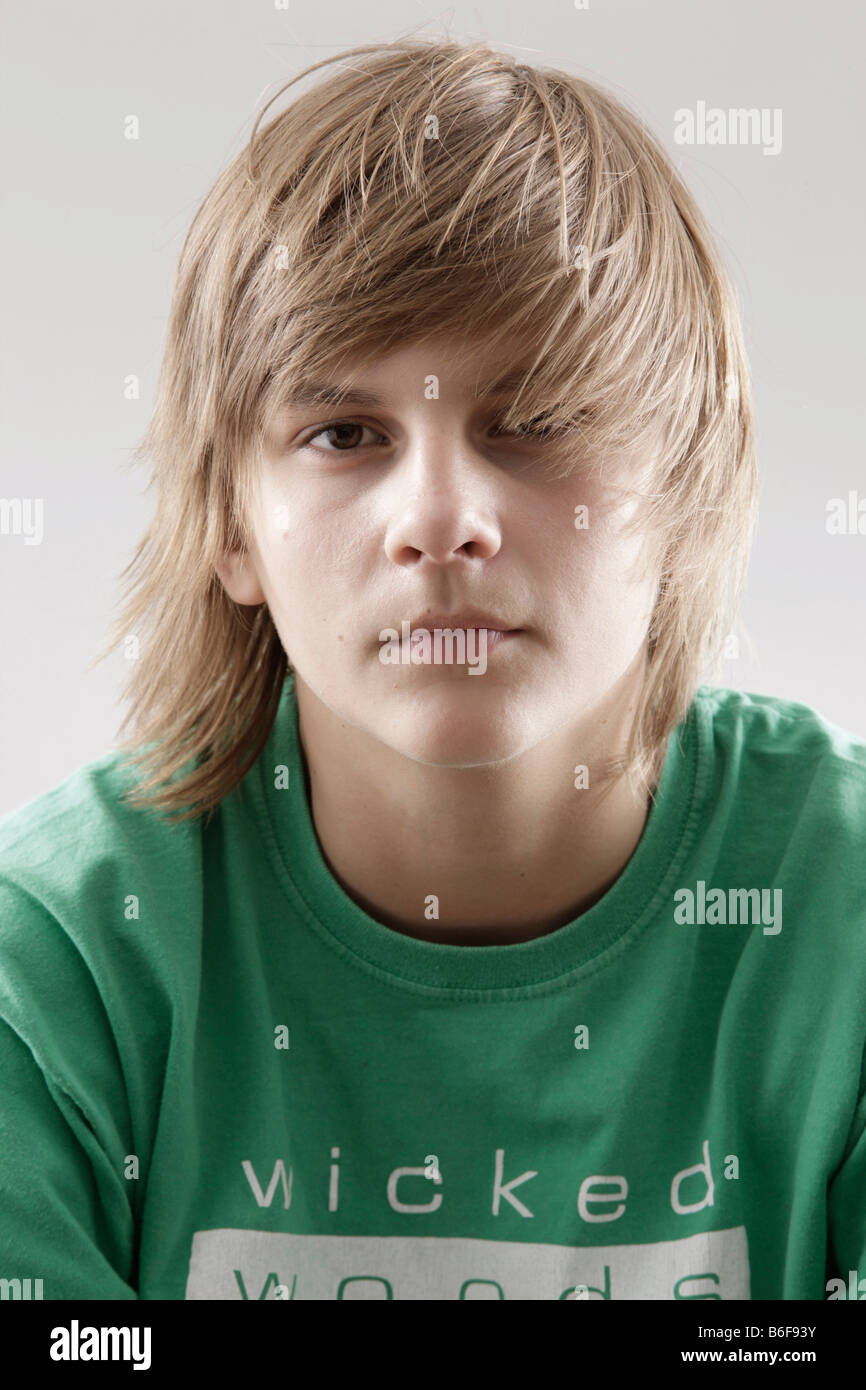 13 anno-vecchio ragazzo che indossa una maglietta verde Foto Stock