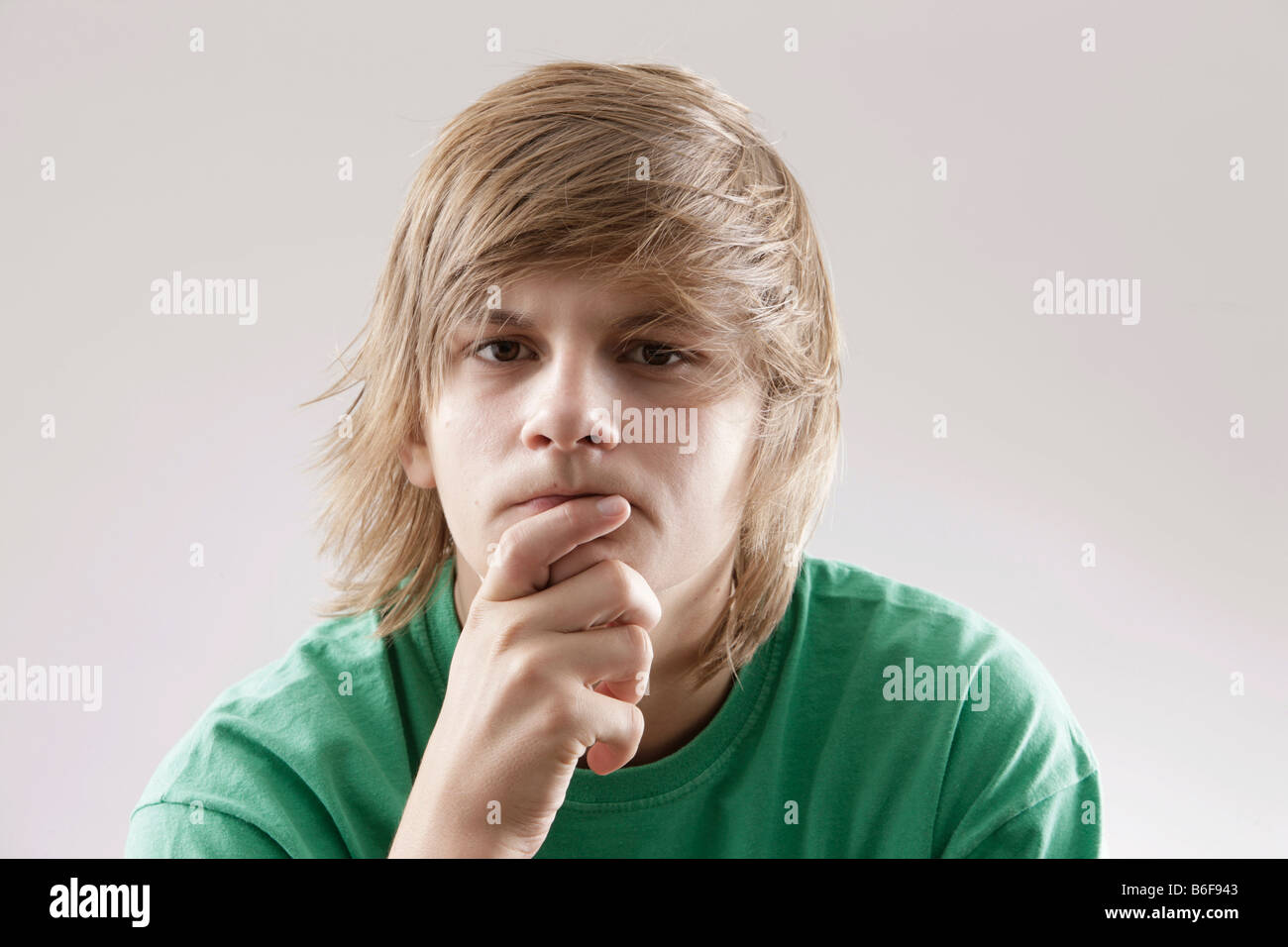 13 anno-vecchio ragazzo che indossa una maglietta verde Foto Stock