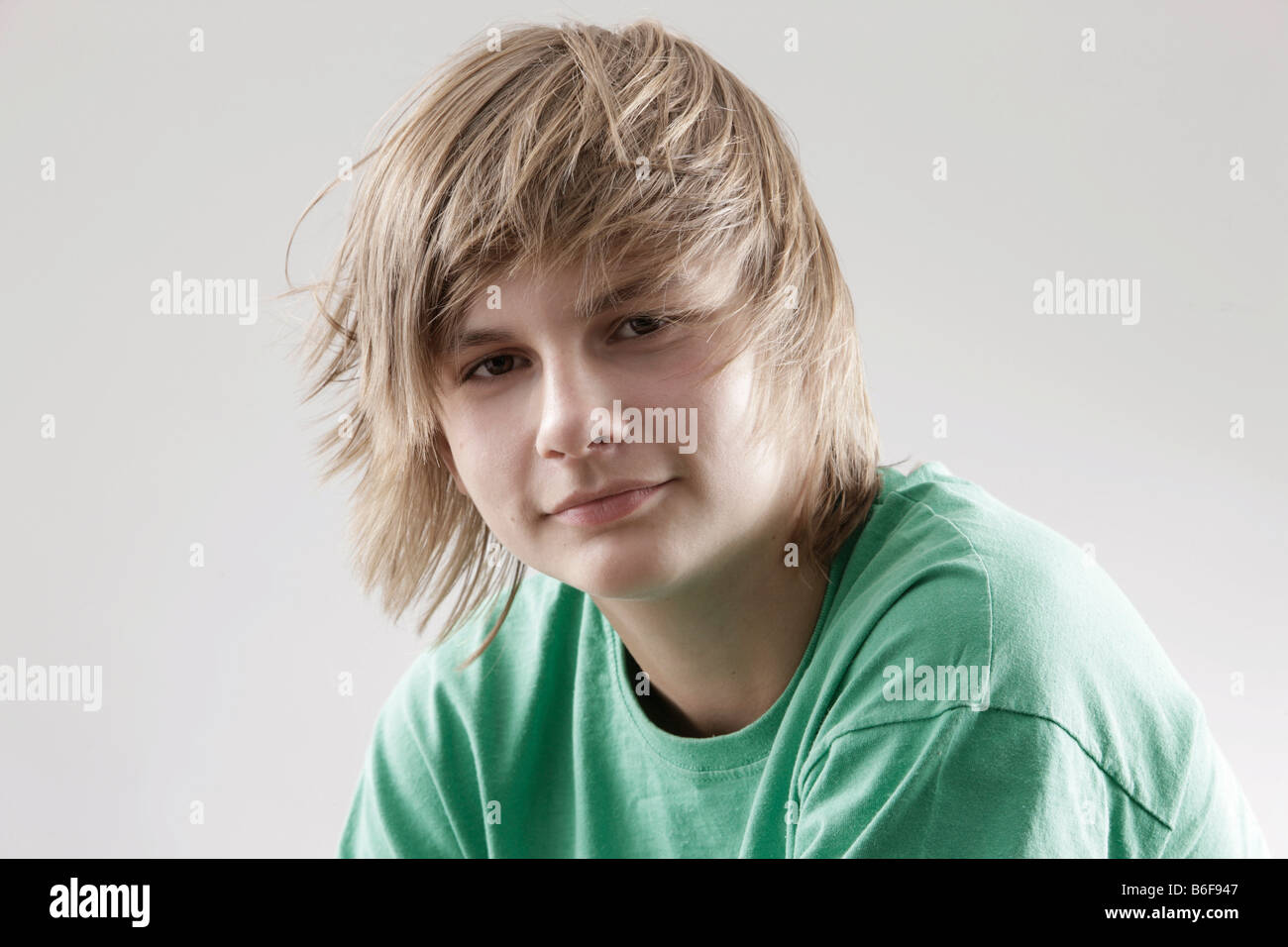13 enne sorridente ragazzo che indossa una maglietta verde Foto Stock
