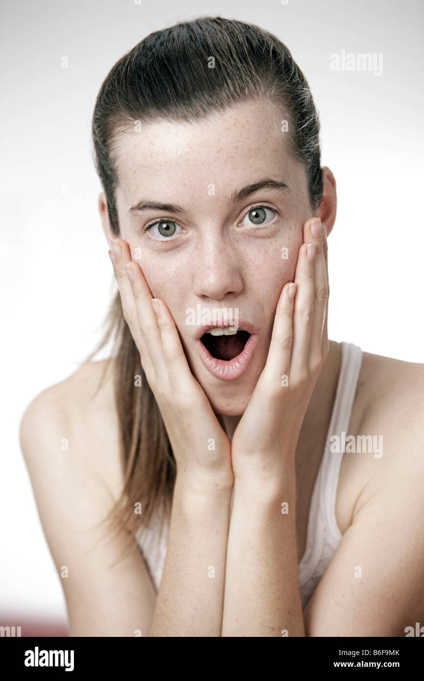 Ragazza adolescente, donna, 17 anni, deliberando sorpreso Foto Stock