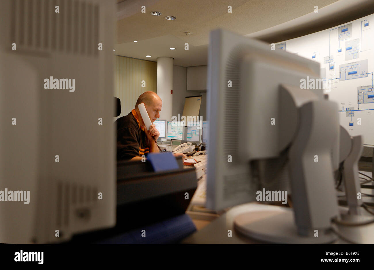 Centro di controllo operatore controlla l'intera rete di approvvigionamento di acqua dell'da Zweckverband Bodensee-Wasserversorgung o del lago costanti Foto Stock