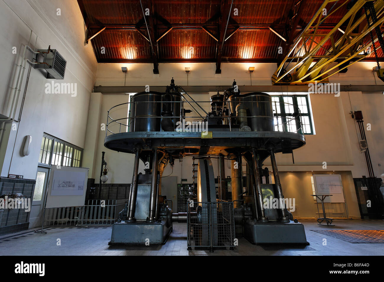 Sala macchine con una pompa dal 1911, nell'Historisches Wasserwerk Bockum o Bockum Acquedotto Storico, Duesseldorf Nord Rhi Foto Stock
