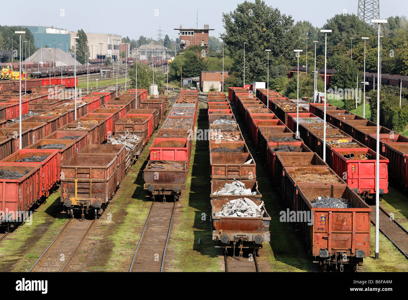 Cantiere di smistamento di merci ferroviarie vetture con rottame di ferro, Huettenwerk Krupp Mannesmann, HKM, Renania settentrionale-Vestfalia, Germania, Europa Foto Stock