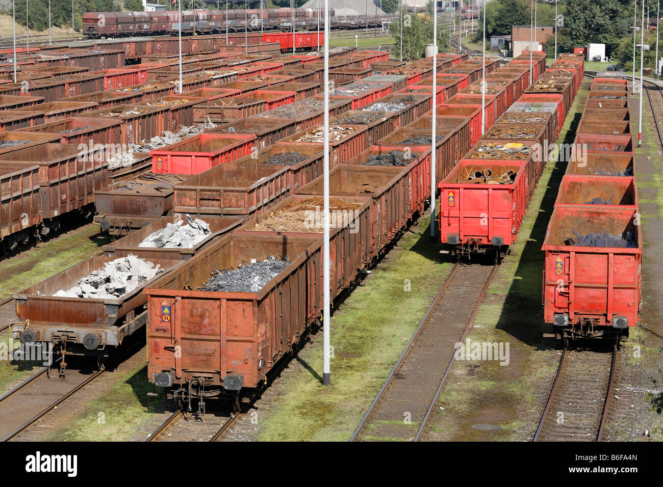 Cantiere di smistamento di merci ferroviarie vetture con rottame di ferro, Huettenwerk Krupp Mannesmann, HKM, Renania settentrionale-Vestfalia, Germania, Europa Foto Stock