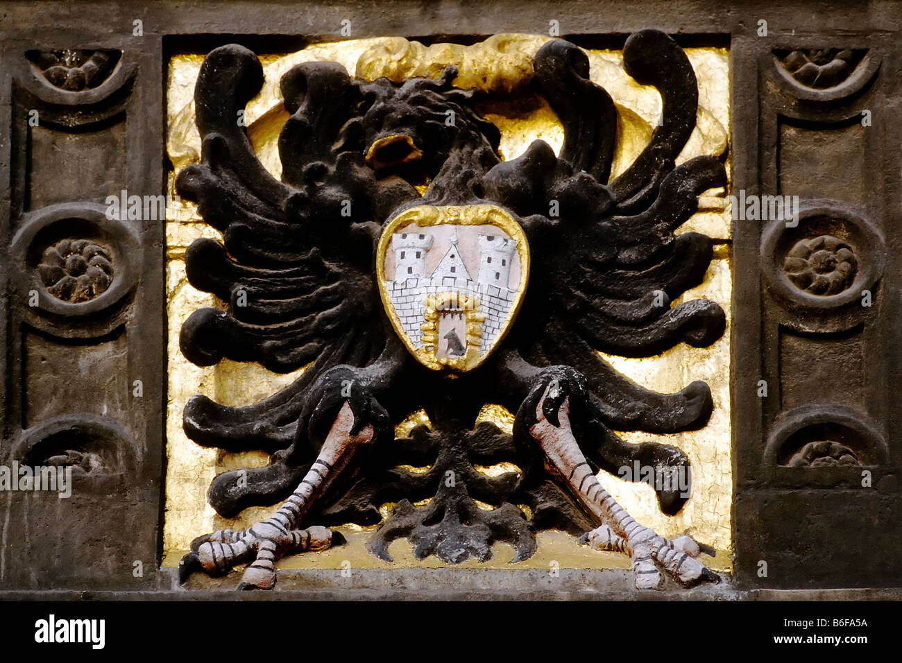 Dettaglio colpo di eagle stemma della città storica di Hall a Quedlinburg, Harz, Sassonia-Anhalt, Germania, Europa Foto Stock
