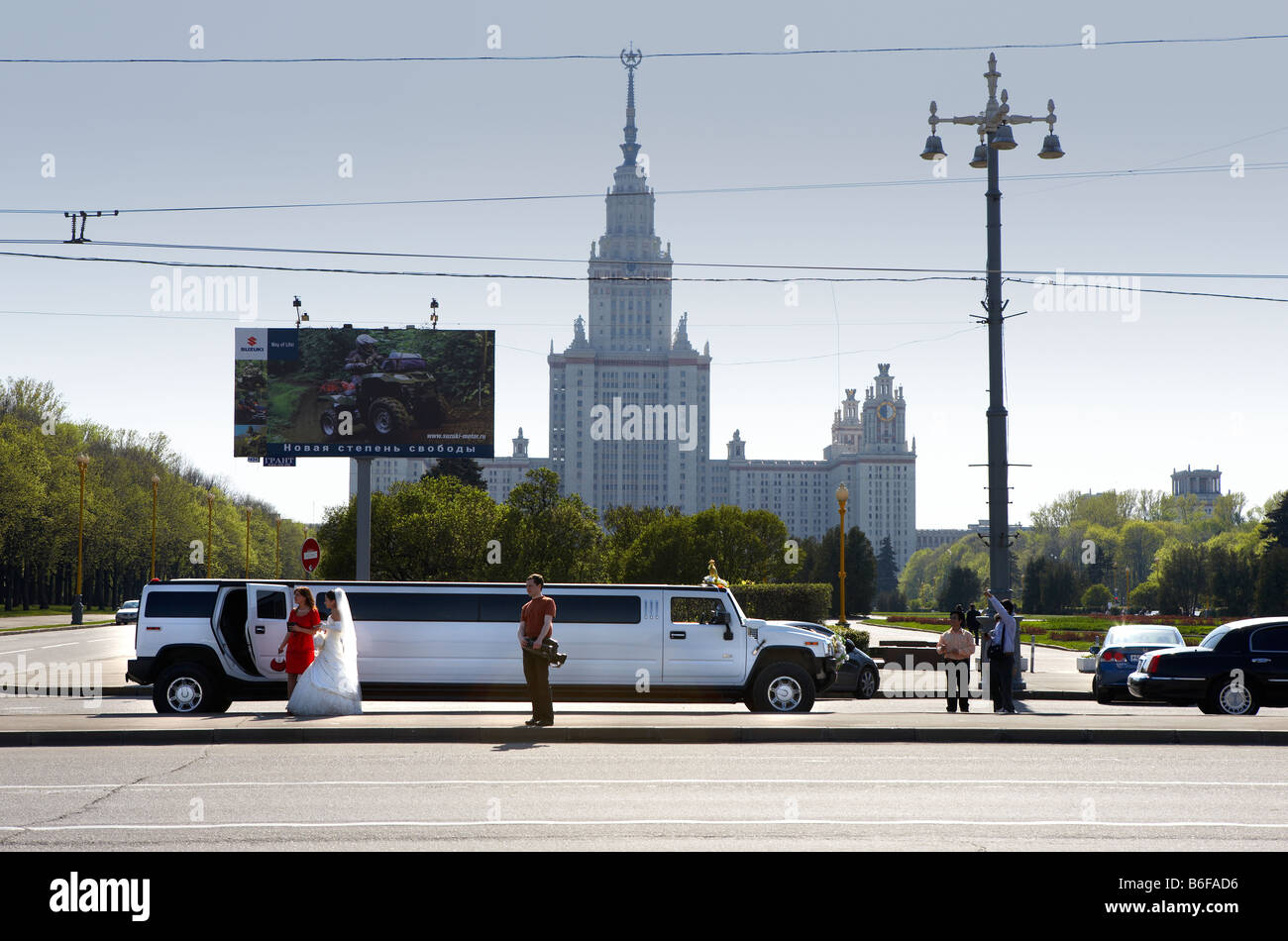 Hummer Limousine utilizzato per la festa di nozze con l Università Statale di Mosca in background Mosca Russia Foto Stock