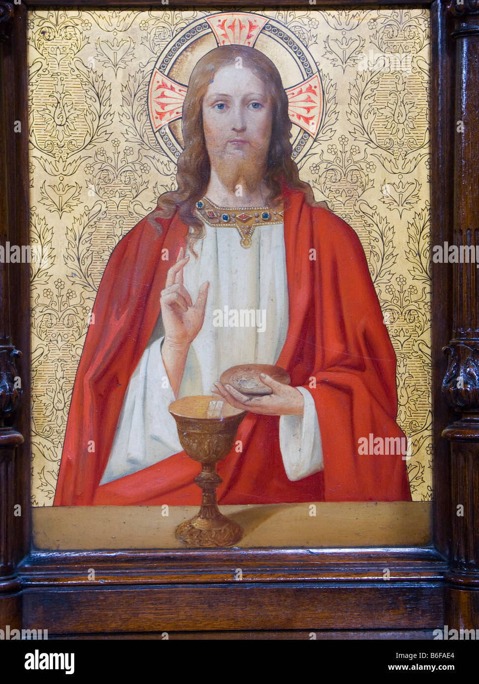 Un dipinto di Gesù con pane e vino decora il pulpito nella chiesa di San Carlo Borromeo, Kingston upon Hull, Regno Unito Foto Stock