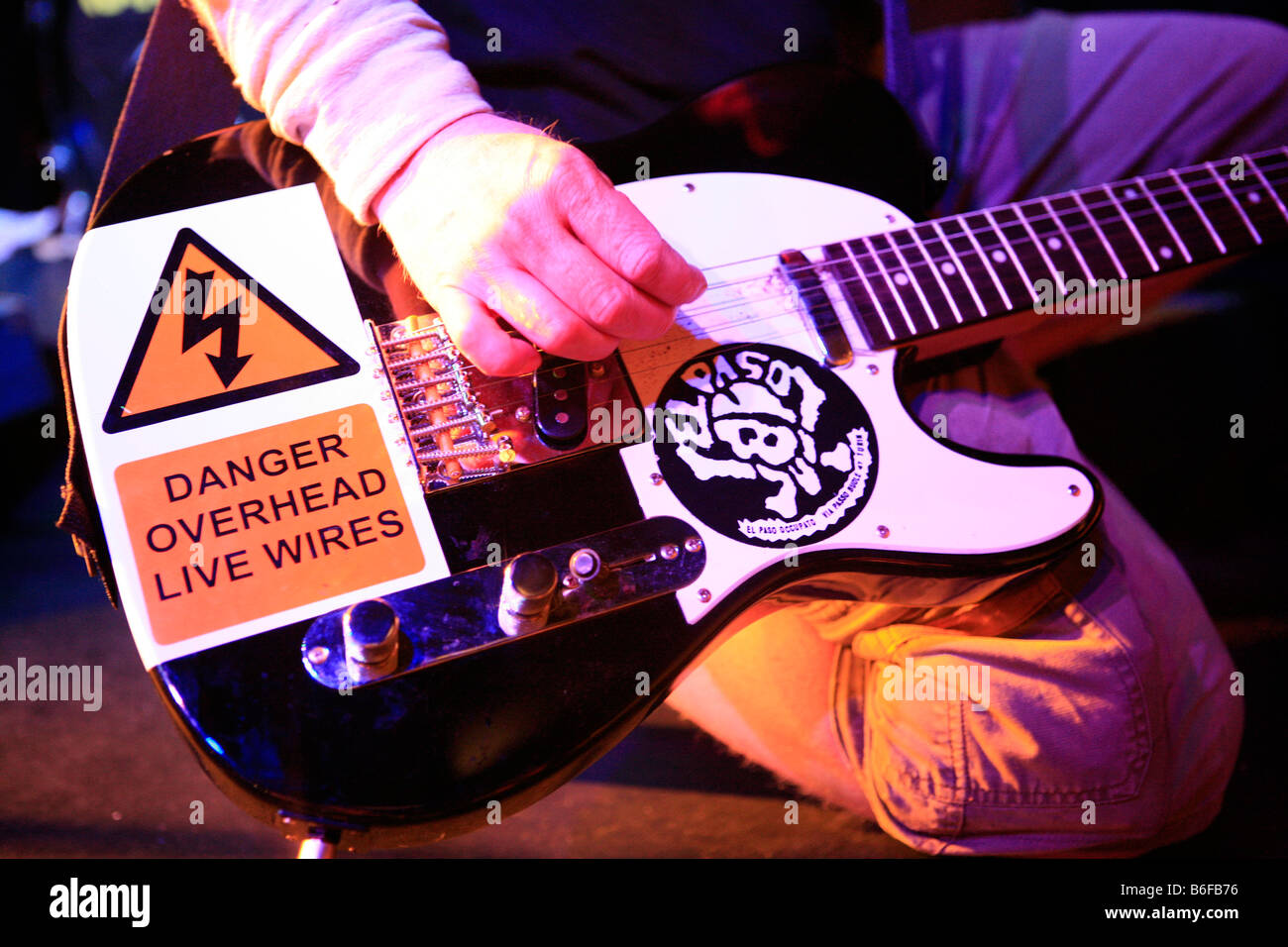 La band punk Eastfield che sono anche gli appassionati delle ferrovie suonare dal vivo a Stratford, Maggio 2008 Foto Stock