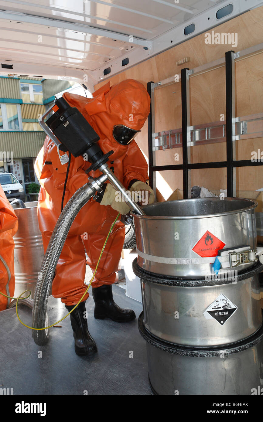 Materiale pericoloso pratica dei vigili del fuoco di indossare abbigliamento protettivo Foto Stock