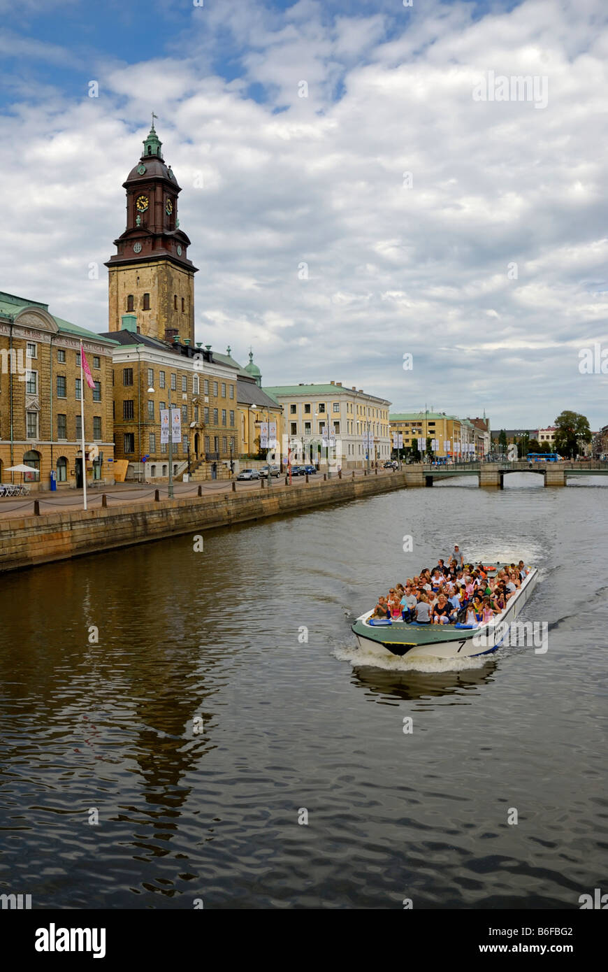 Fattighusan canal con una barca turistica e di Göteborg City Museum, Göteborg, Svezia, Europa Foto Stock