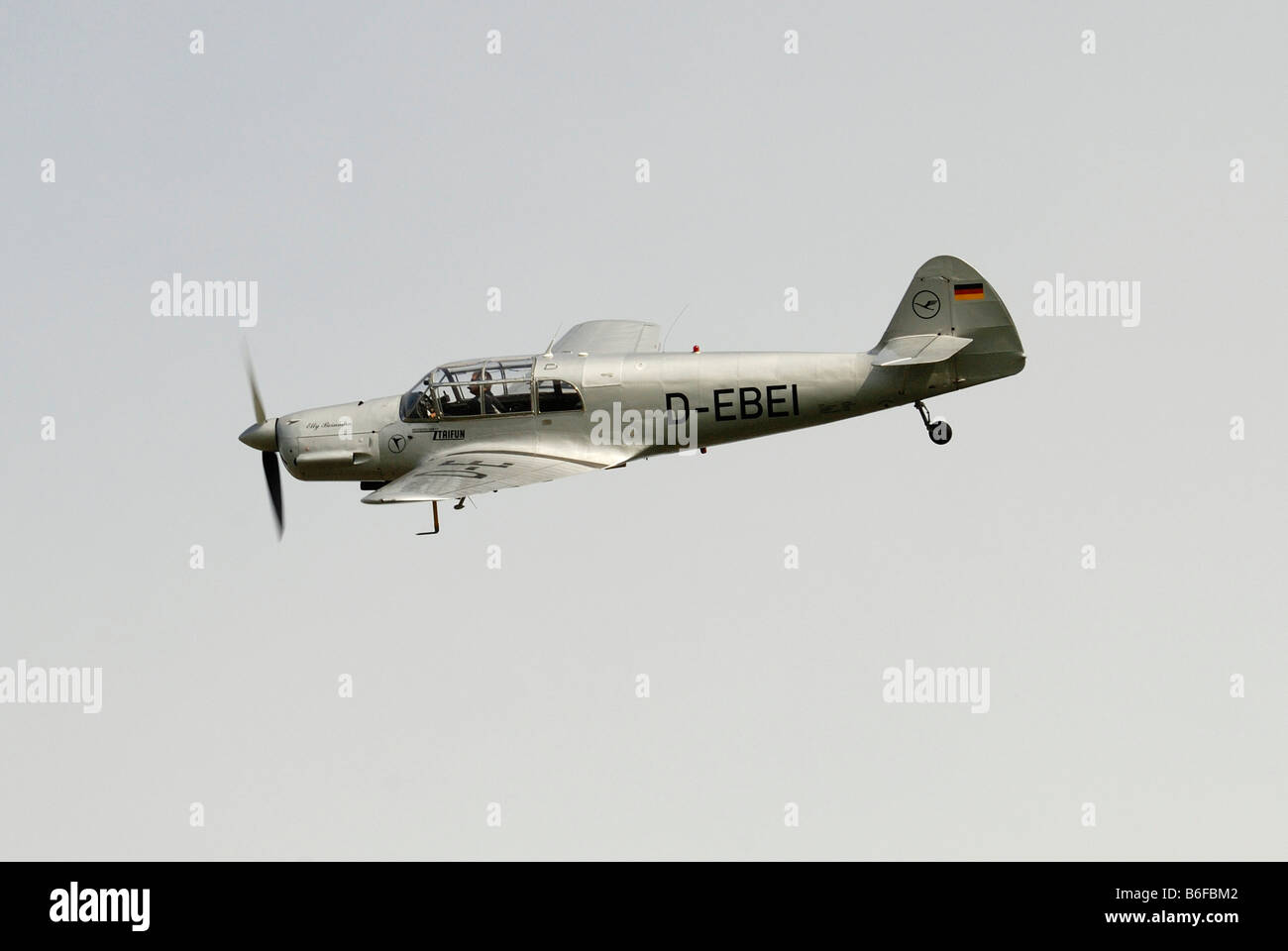 Messerschmitt Bf 108 Taifun durante un cavalcavia profonda Foto Stock