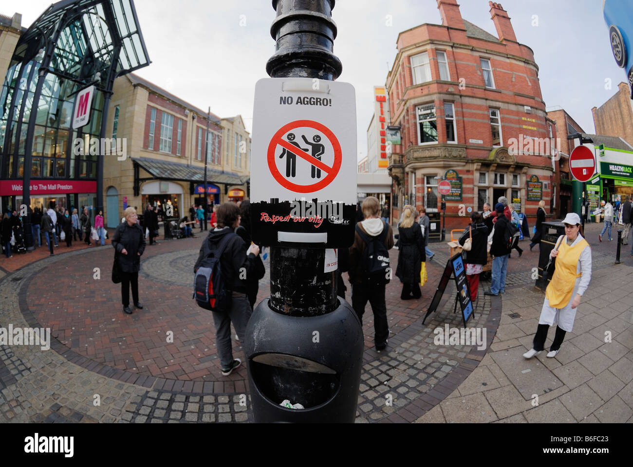 Cartelli posti intorno a Preston dal consiglio della città di trattare con il comportamento antisociale nella città. Foto Stock