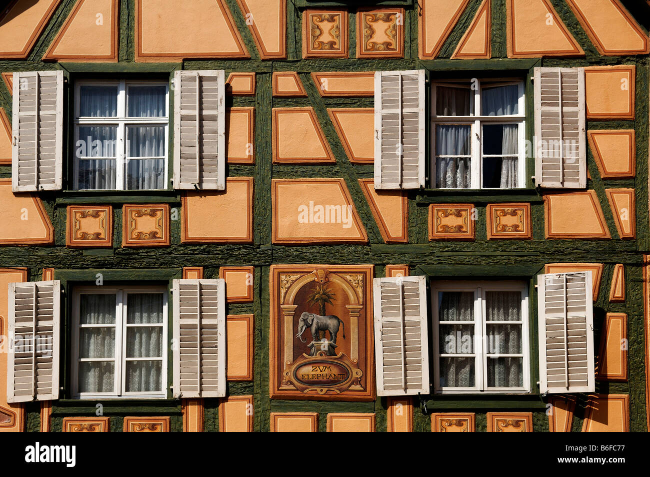 Facciata di una casa in legno e muratura, dettaglio del zum Elefanten Guest House, Ribeauville, Alsazia, Francia, Europa Foto Stock