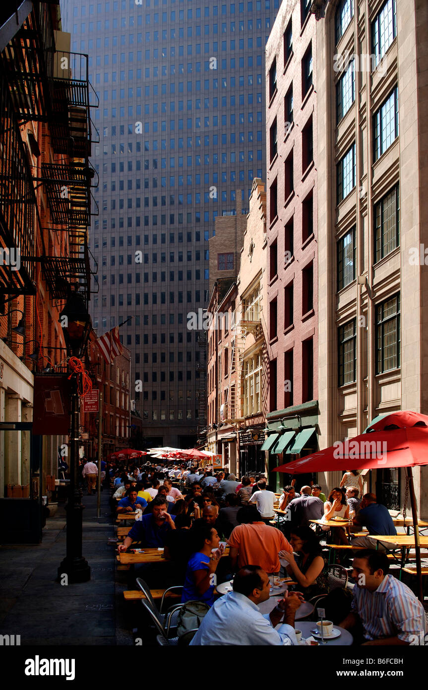 Strada trafficata ristoranti durante l'ora di pranzo in centro, grattacieli sul retro, New York City, Stati Uniti d'America Foto Stock