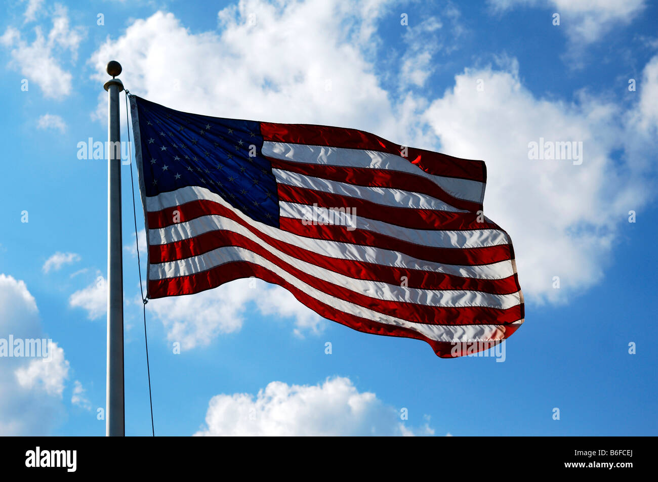 Noi bandiera contro una nuvola blu cielo, Blairstown, New Jersey, STATI UNITI D'AMERICA Foto Stock