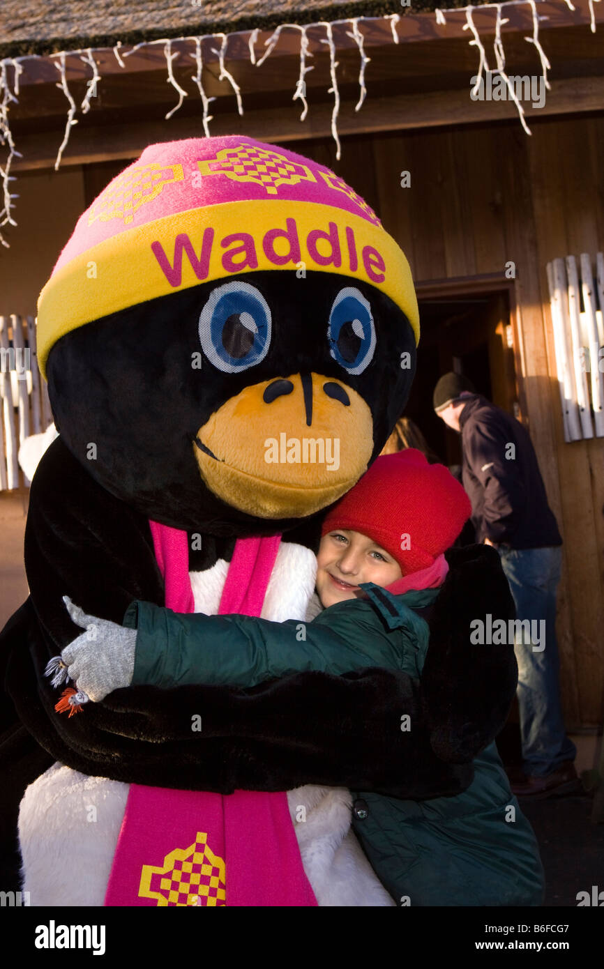 Regno Unito Cheshire Chester Zoo Natale Frost Fair bambino abbraccia Waddle il pinguino Foto Stock