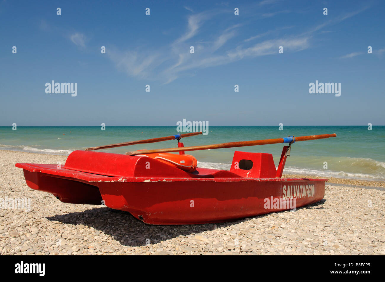 Surf lifesaving barca sulla spiaggia di Pineto, in Abruzzo, Italia, Europa  Foto stock - Alamy
