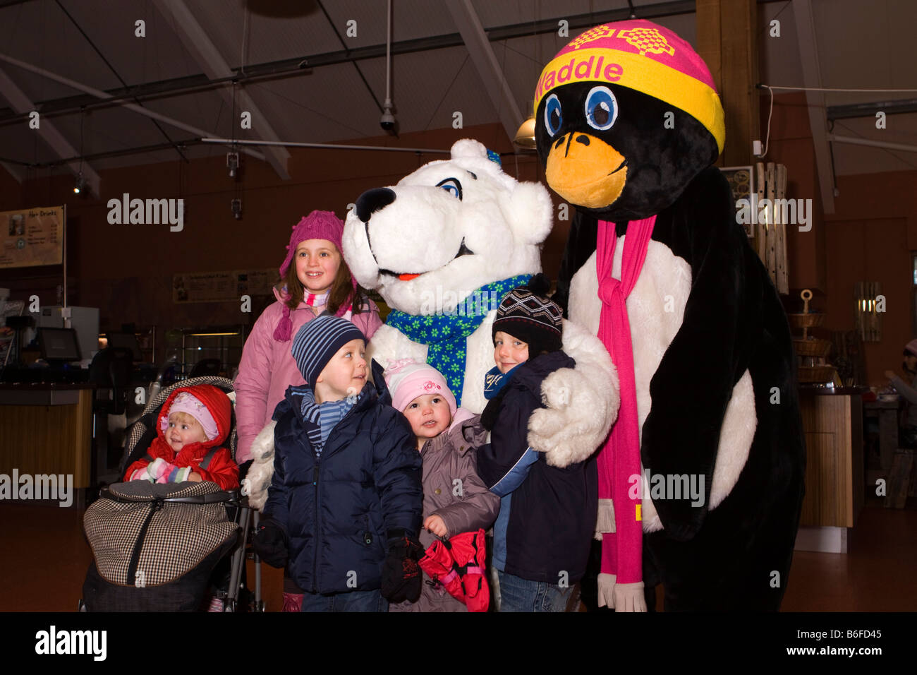 Regno Unito Cheshire Chester Zoo gruppo di bambini abbracciando il Natale Frost Fair caratteri Foto Stock