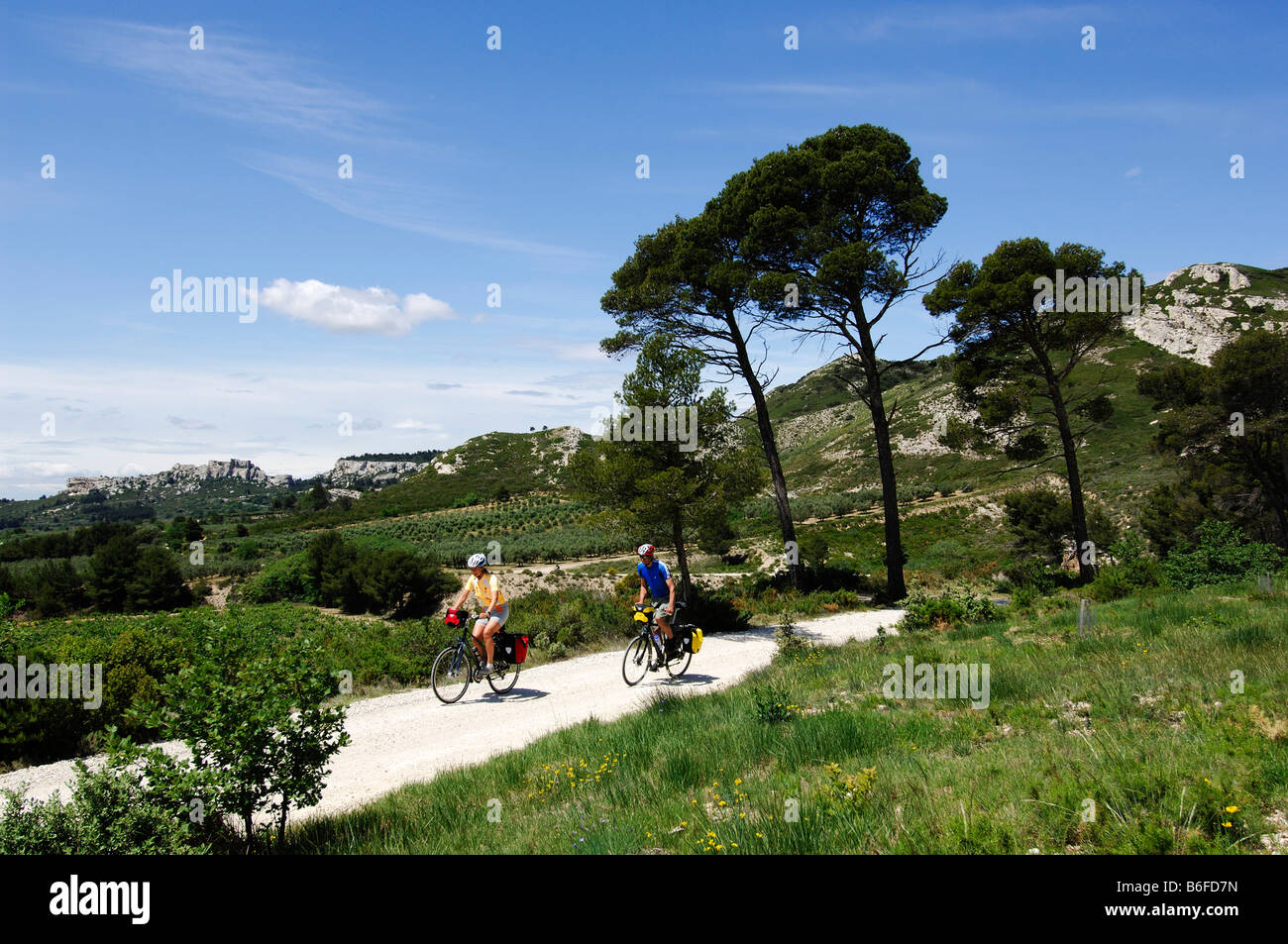 I ciclisti vicino a Les Baux de Provence, Provence, Francia Foto Stock