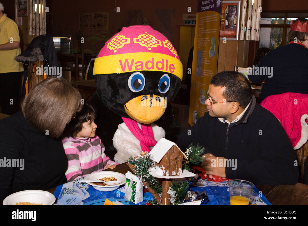 Regno Unito Cheshire Chester Zoo famiglia asiatica godendo il Natale Frost fair breakfast con carattere Foto Stock