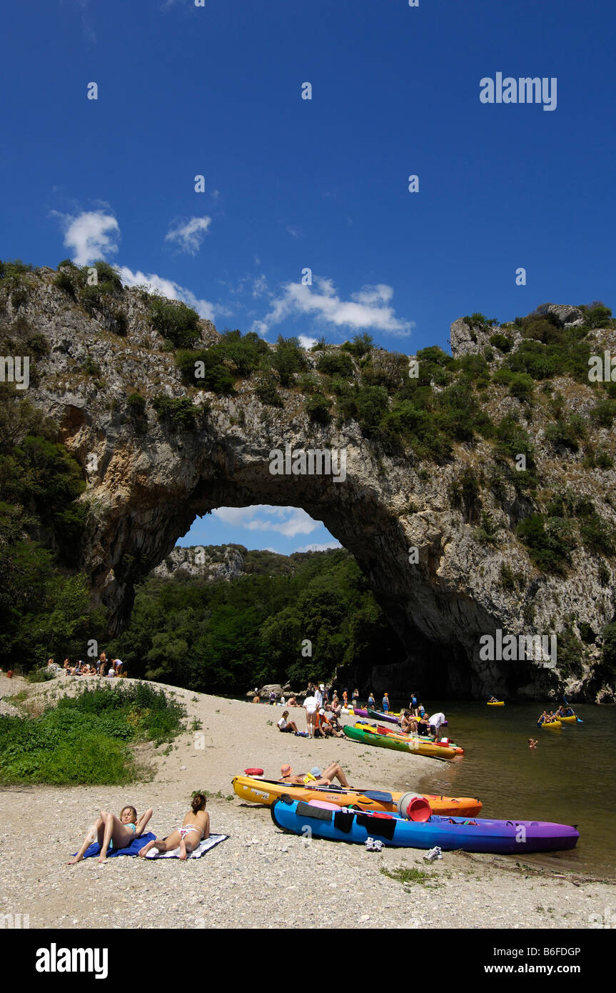 Kayak spiaggiata sotto la roccia naturale arch, Vallon Pont d'Arc, in Ardeche, Ardeche, Rodano Alpi, Francia, Europa Foto Stock