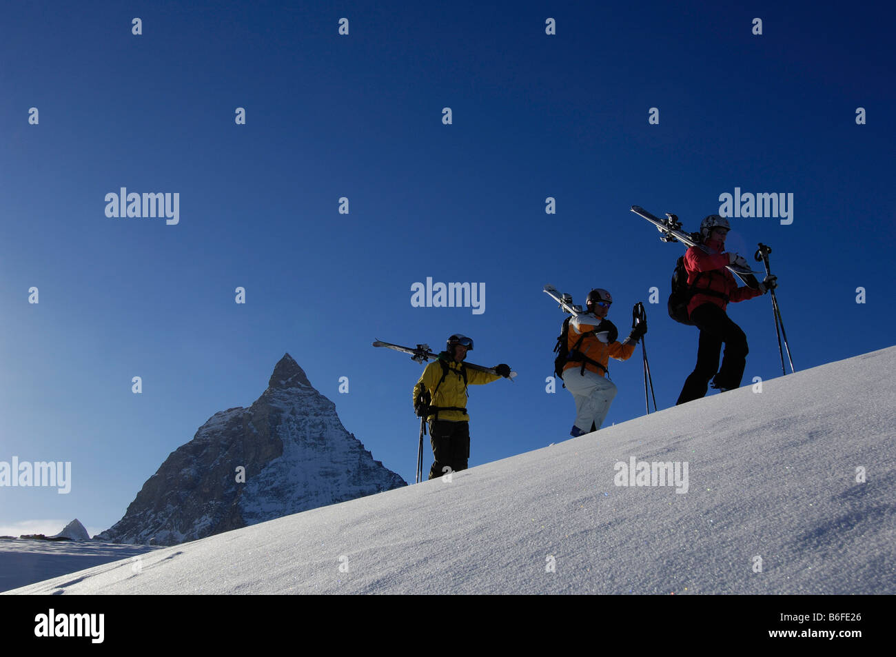 Paese indietro gli sciatori, freeride, escursionismo su Sandiger Boden ski area di fronte al Monte Cervino, Zermatt, Vallese o Foto Stock