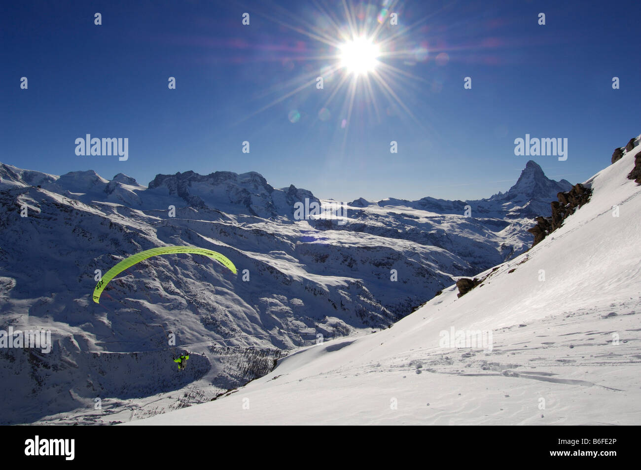 Parapendio volare in Fluhalp montagne, Cervino, zermatt wallis o il Vallese, Svizzera, Europa Foto Stock