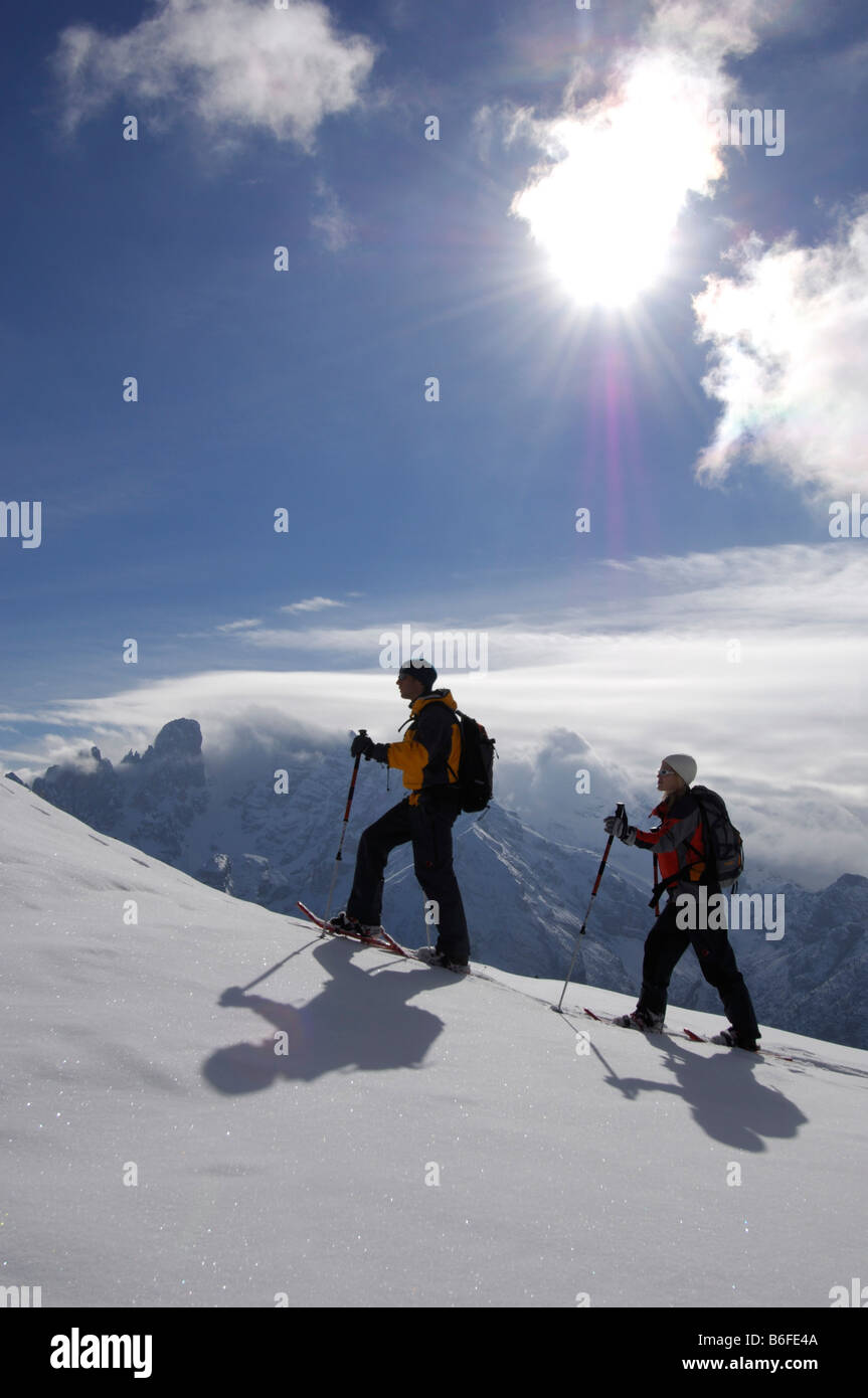 Gli escursionisti con racchette da neve sul Plaetzwiese Prato di fronte al Monte Cristallo massiccio, Alta Val Pusteria o Alto Pusteria Bolzano- Foto Stock