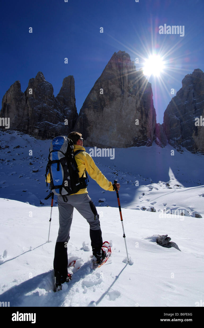 Escursioni con le racchette da neve nella parte anteriore della montagna Drie Zinnen o Tre Cime di Lavaredo, Italiano per Tre Cime di Lavaredo, Alta Pusteria Va Foto Stock