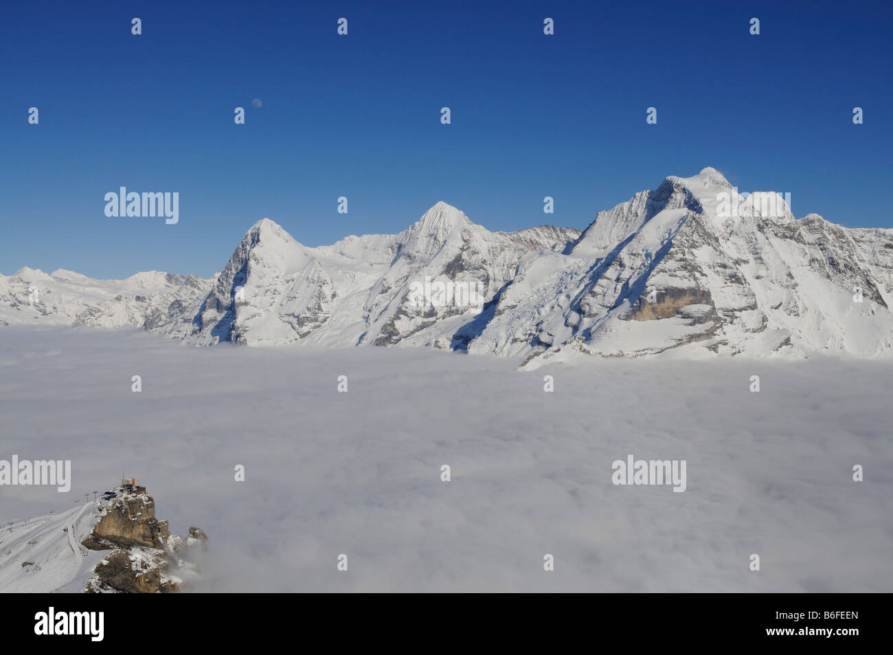 Vista panoramica dal Monte Schilthorn Piz Gloria oltre il Birg stazione di vertice sull'Eiger con north face, Lauterbrunnen, Oberland Foto Stock