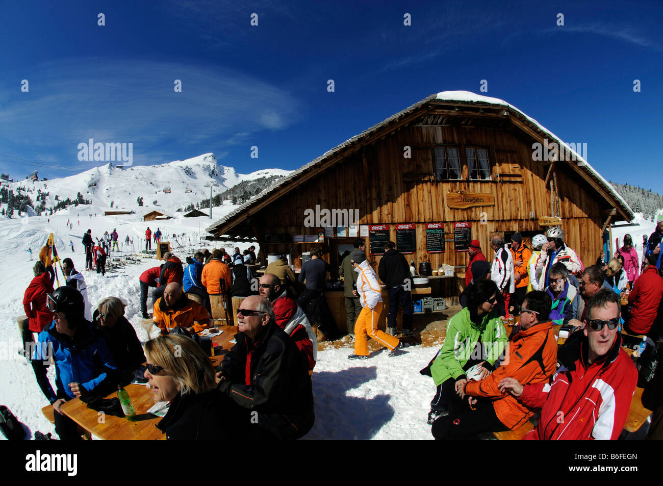 Gli sciatori nella parte anteriore di una baita di montagna, Arvengaden Ristorante, Kleine Scheidegg Mountain, Grindelwald, Alpi Bernesi, Svizzera e UE Foto Stock