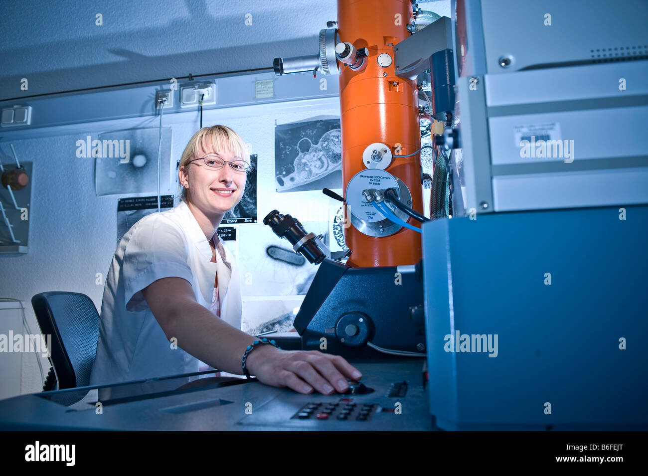 Tecnico di laboratorio lavora con un microscopio elettronico, ricerca Max-Plank 'la fermentazione il ripiegamento di proteine", Halle, Germania, e Foto Stock
