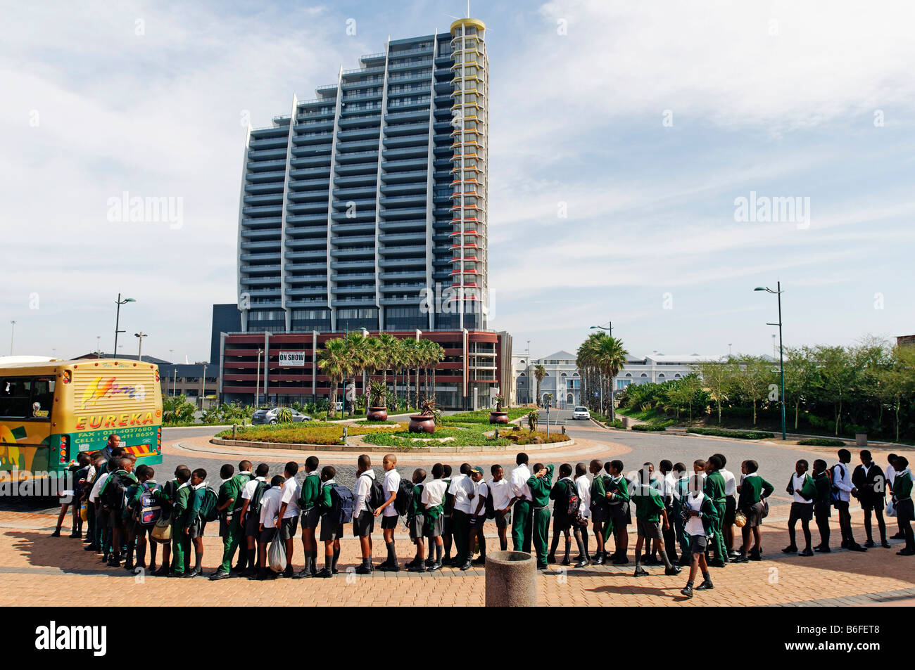 La scuola dei bambini in attesa di un autobus a Durban, Kwazulu-Natal, Sud Africa Foto Stock