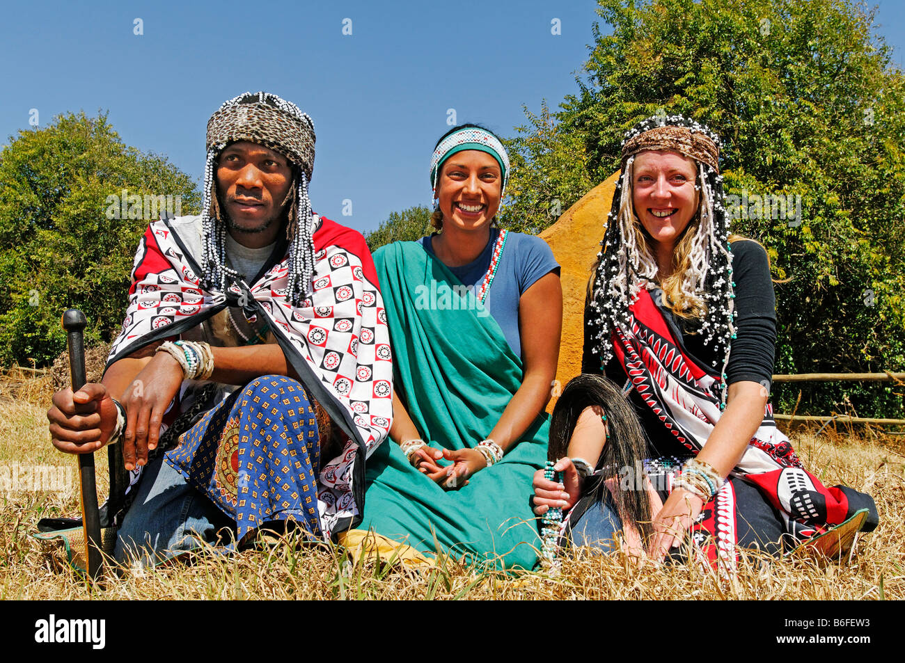 Due tradizionali Zulu guaritori o sciamano o Sangoma, con uno studente seduto tra loro, Kwazulu-Natal, Sud Africa Foto Stock