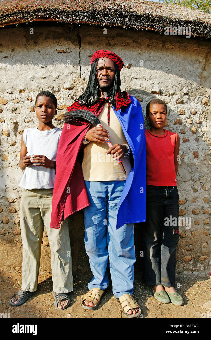 Sangoma o sciamano o guaritore tradizionale del popolo Zulu, con i suoi due figli, Kwazulu-Natal, Sud Africa Foto Stock