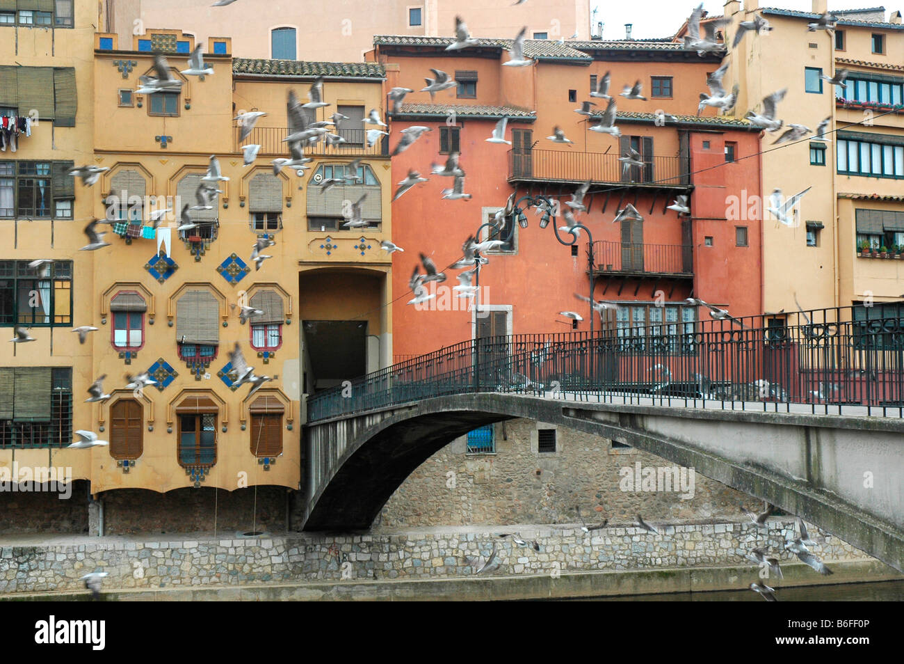Case Sospese sopra il fiume Onyar e Gomez bridge GIRONA Catalogna Spagna Foto Stock