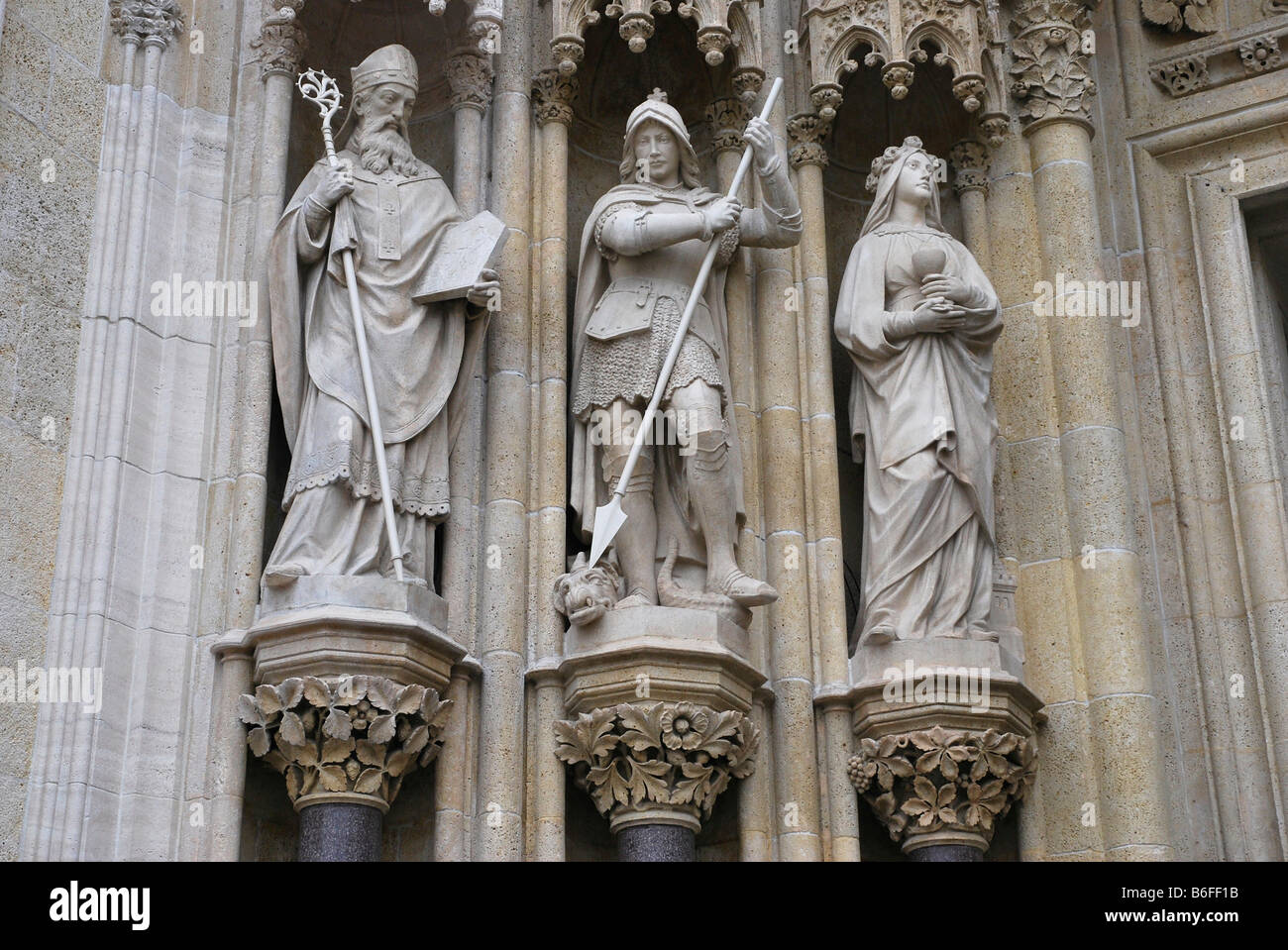 Close-up di 3 statue di pietra, portale, Cattedrale di Zagreb, Zagreb, Croazia Foto Stock
