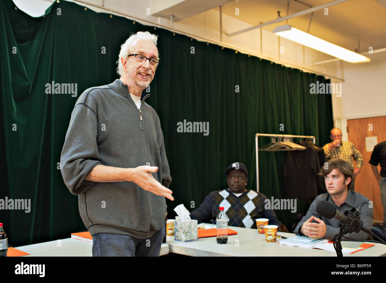 Robert Falls (L) direttore di Broadway revival di bufalo americano con stelle Cedric il presentatore (C) & Haley Joel Osment (R) Foto Stock