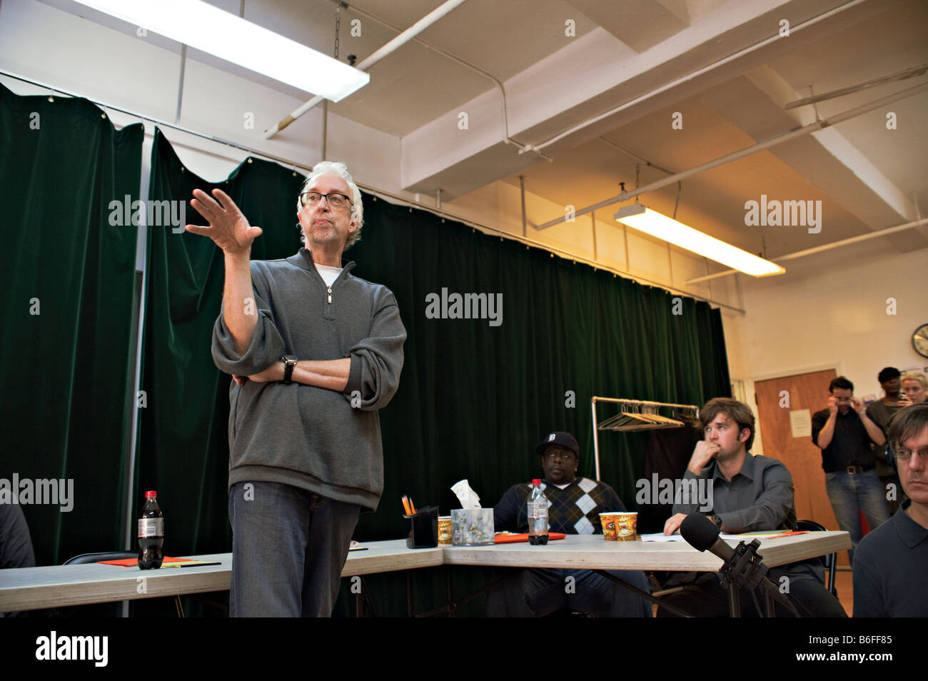 Robert Falls (L) direttore di Broadway revival di bufalo americano con stelle Cedric il presentatore (C) & Haley Joel Osment (R) Foto Stock