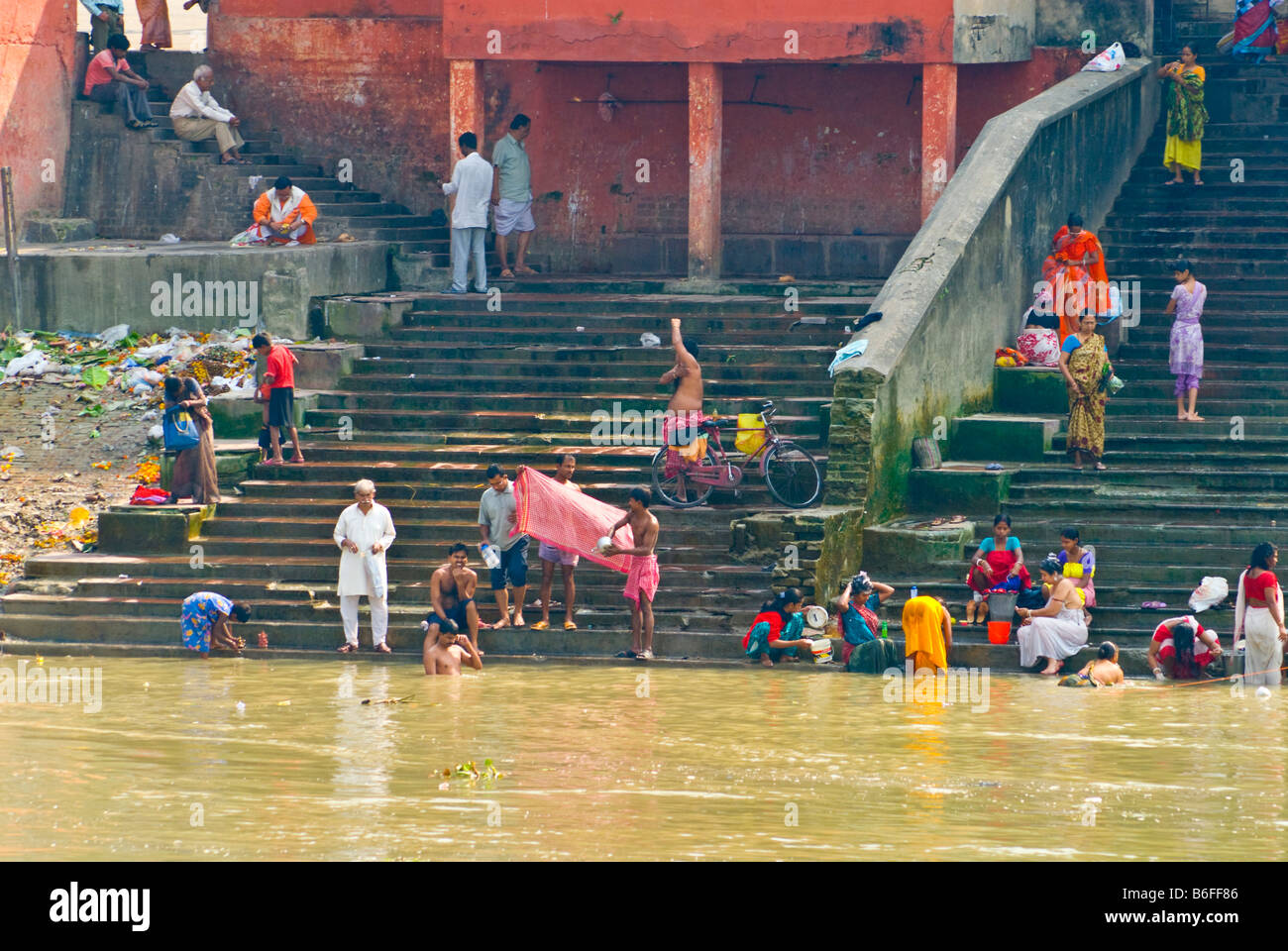 La balneazione Ghat sul Fiume Hooghly in Kolkata, India Foto Stock