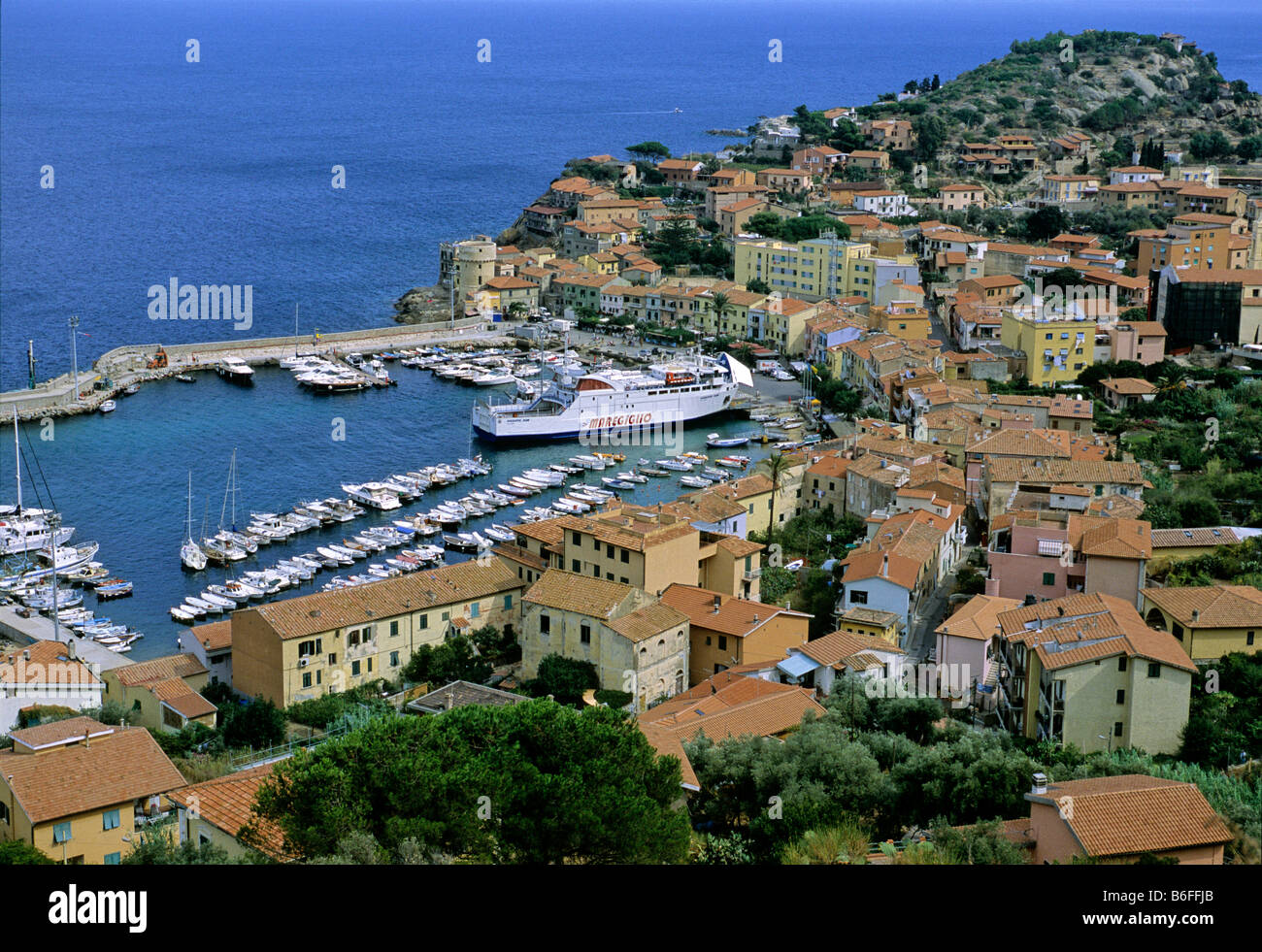 Vista del porto con il traghetto, Giglio Porto, l'Isola del Giglio,  Provincia di Grosseto, Toscana, Italia, Europa Foto stock - Alamy