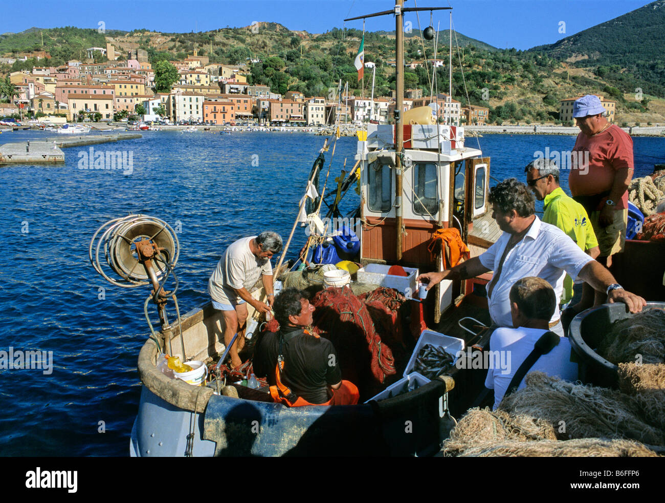 I pescatori nel porto di Rio Marina, Isola d'Elba, provincia di Livorno, Toscana, Italia, Europa Foto Stock