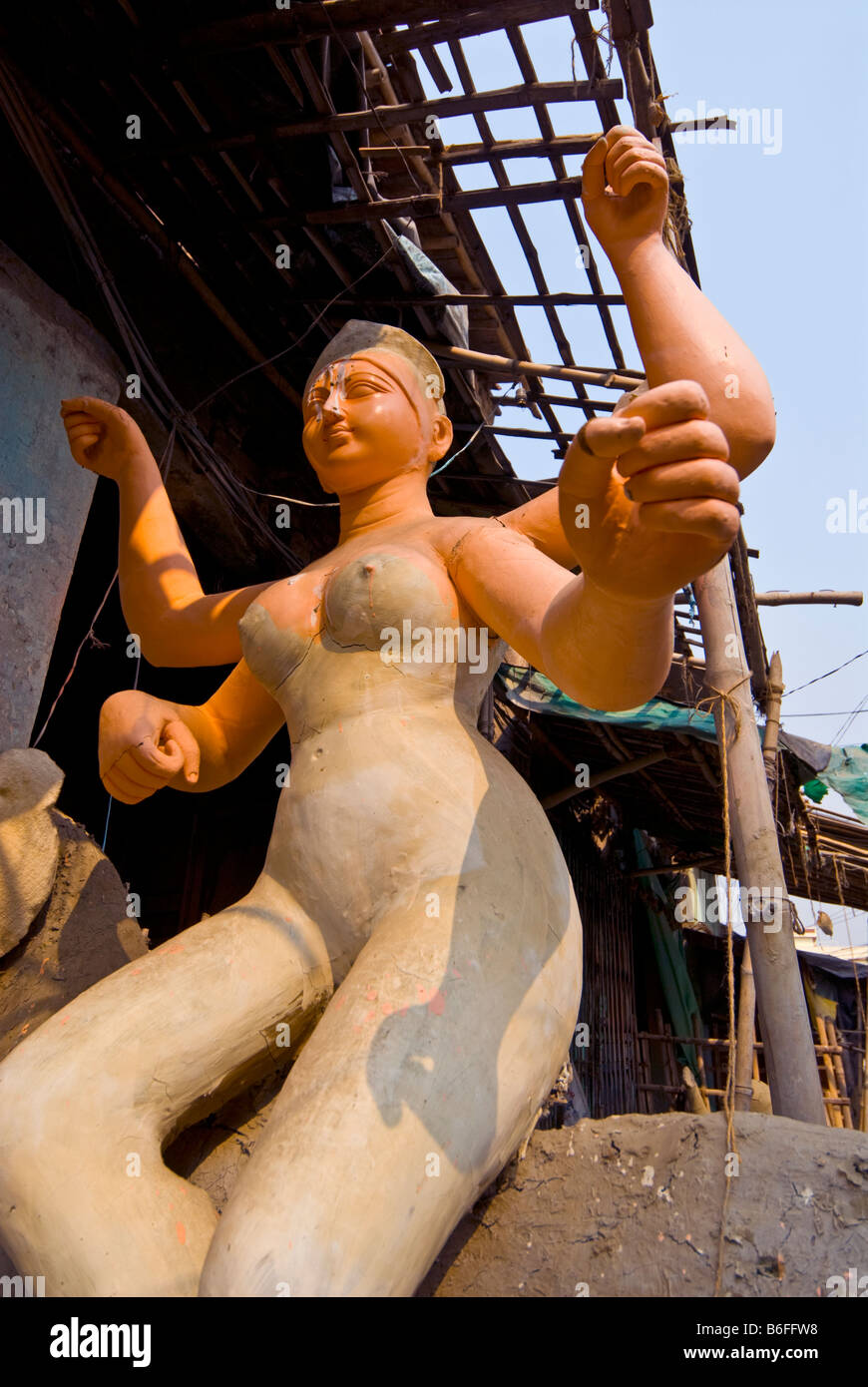 In parte a completare la figura di una dea in i vasai mercato Kumortuli, Kolkata Foto Stock