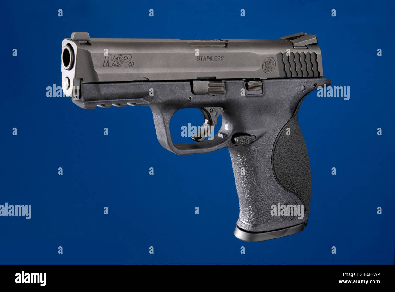 Smith e Wesson M&P 40 semi automatico .40 cal pistola calettabile su sfondo blu Foto Stock