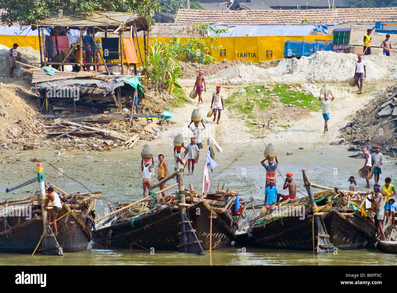 Barche di essere scaricati sul Fiume Hooghly, Calcutta, India Foto Stock