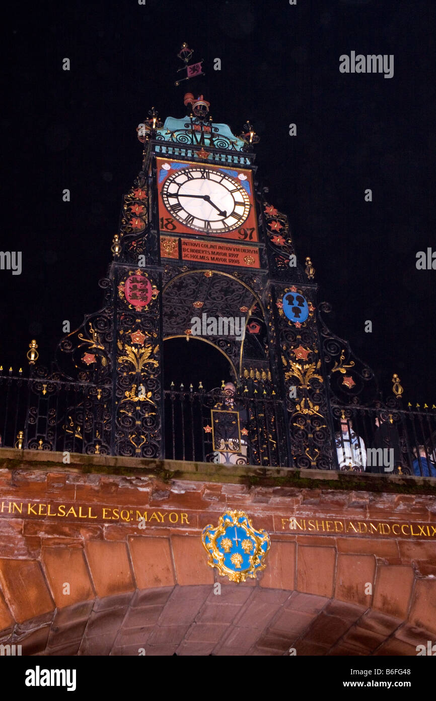 Regno Unito Chester Cheshire Eastgate Street Queen Victorias diamante orologio giubilare sulle mura della città di notte Foto Stock