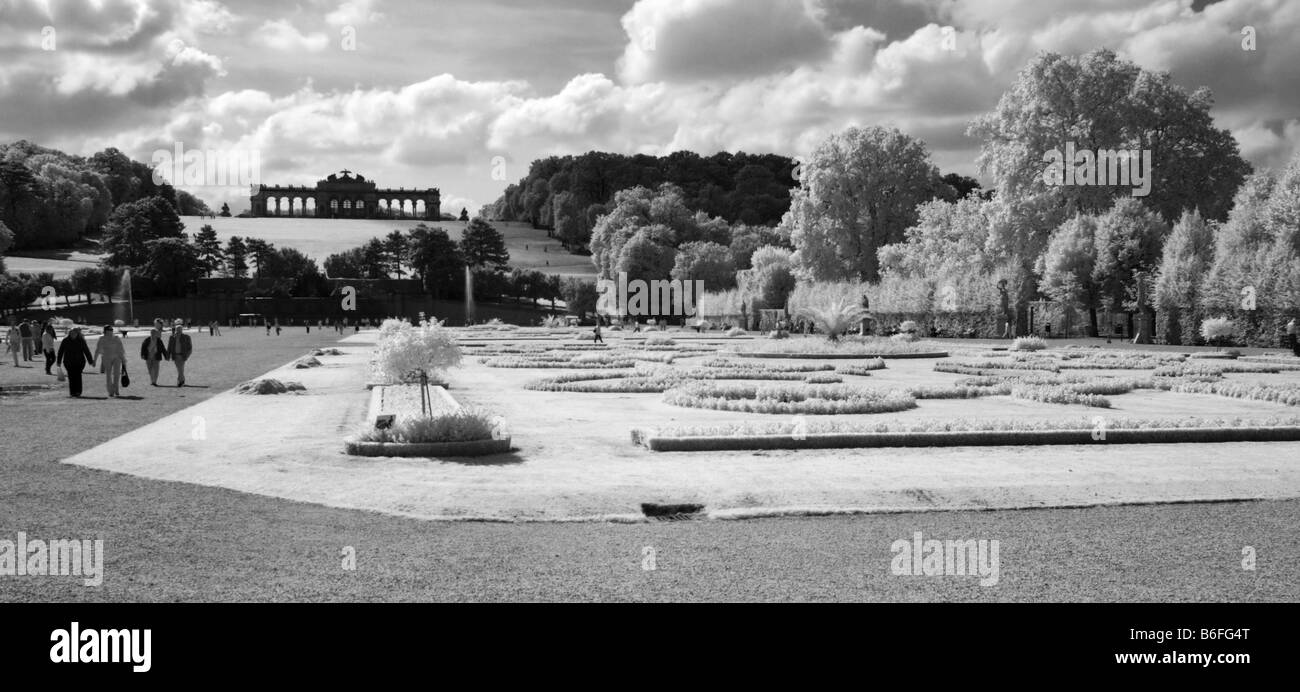 Palazzo Schoenbrunn giardini con la Gloriette, infra-rosso fotografia in bianco e nero, Vienna, Austria, Europa Foto Stock